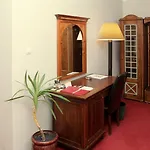 Arc De Triomphe Aparthotel 4*
