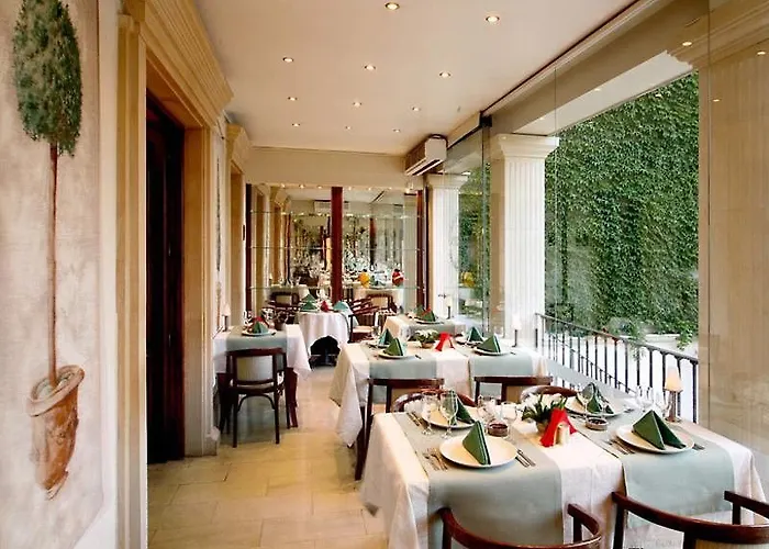 Arc De Triomphe Apartahotel