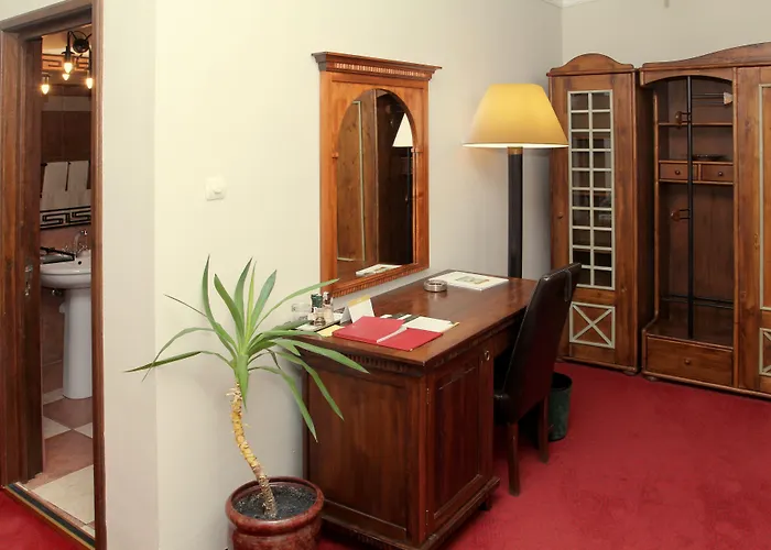 Arc De Triomphe Aparthotel 4*